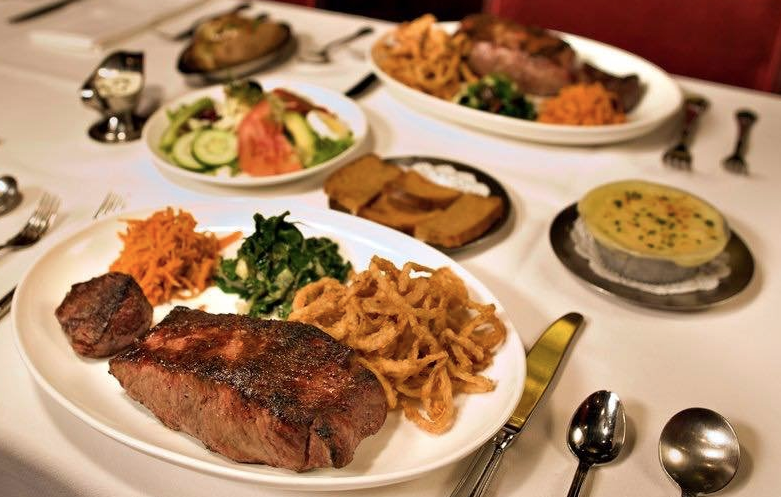 شرائح اللحم الاستيك من أشهر المأكولات المفضلة لدى الكثيرين في مدينة نيويورك بأمريكا