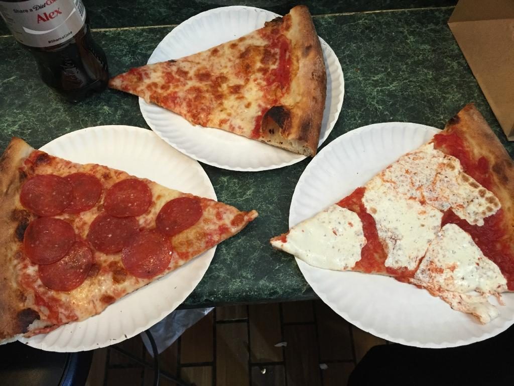 بيتزا نيويورك من أشهر الأكلات في الولايات المتحدة الأمريكية