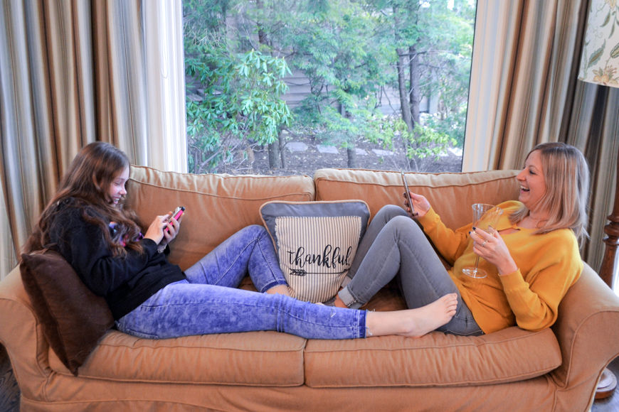 mother daughter sofa cell phones