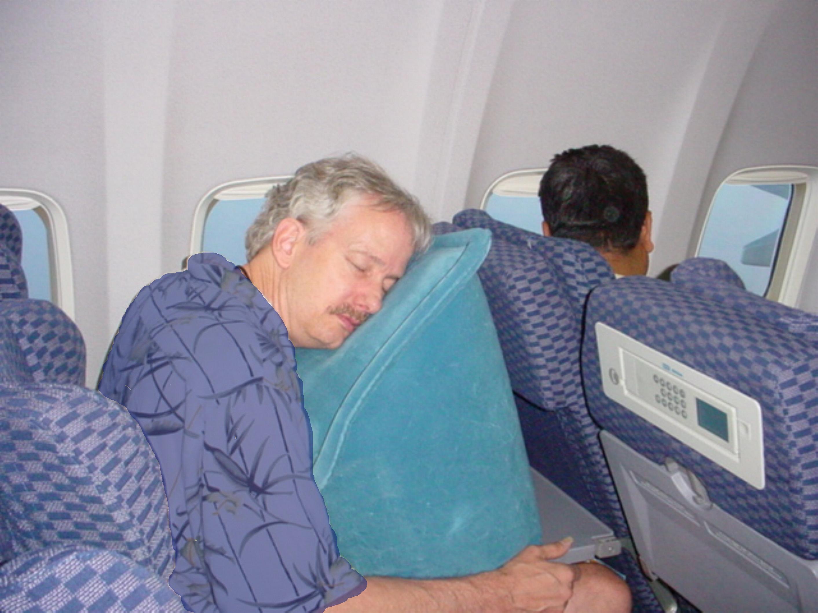 Самолет пожилые люди. Приспособления для сна в самолете. Сон в самолете. Спать в самолете. Подушка для сна в самолете.