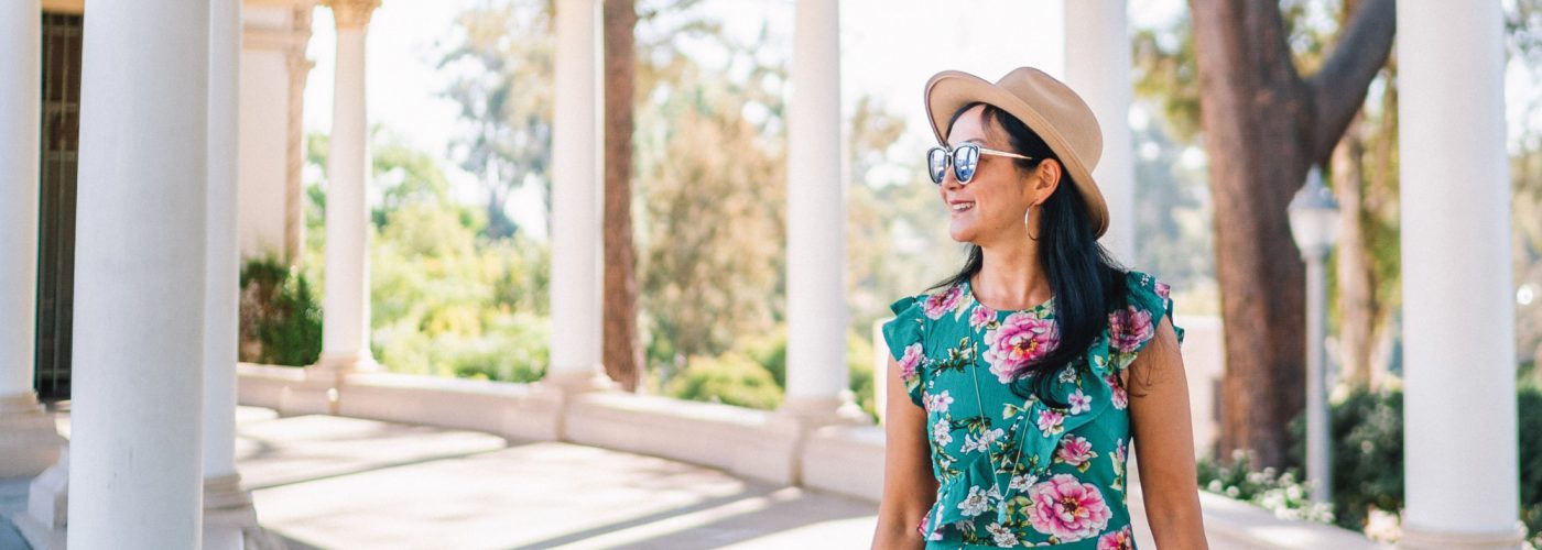 woman tourist summer hat sunglasses