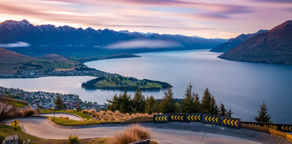 Queenstown z panorámy sánka pri východe slnka 