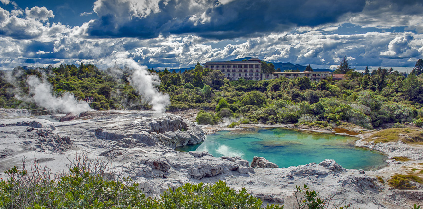 Gejzír Whakarewarewa v termálnom parku te pui v geotermálnom údolí rotorua