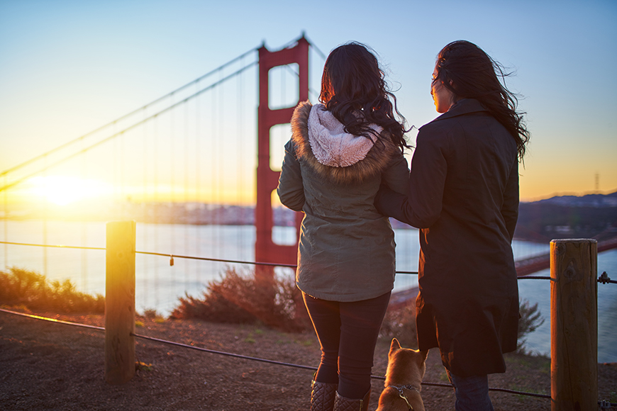 Paar mit Blick auf Golden Gate Bridge San Francisco.