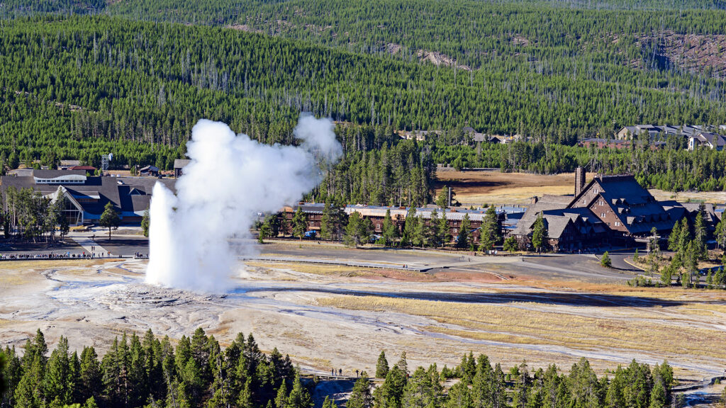 Old faithful inn geyser