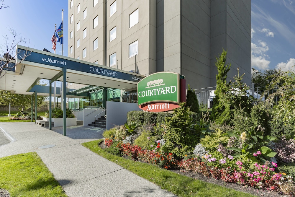 Front entrance of the Courtyard by Marriott New York JFK Airport