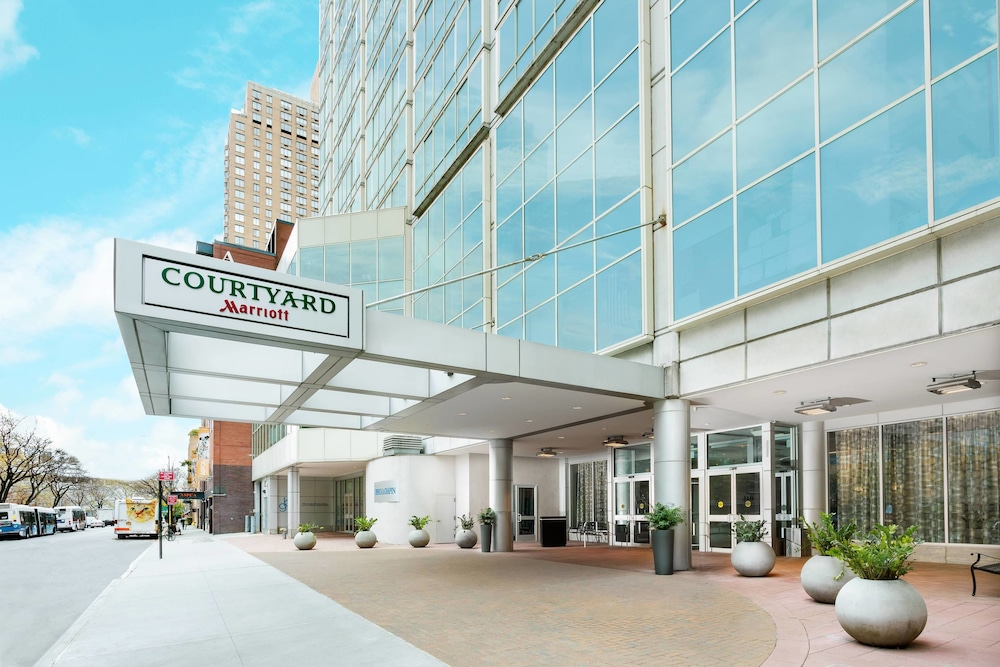 Front entrance of the Courtyard New York Manhattan/Upper East Side