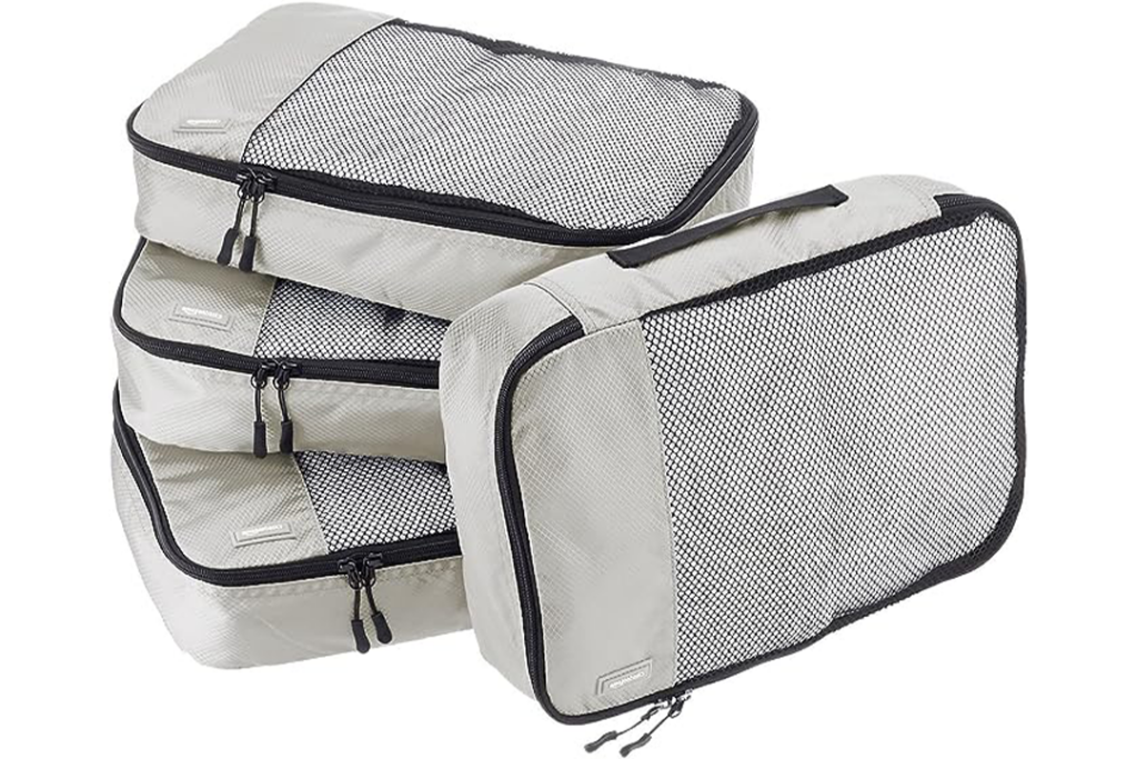 4 Packing cubes on a white background