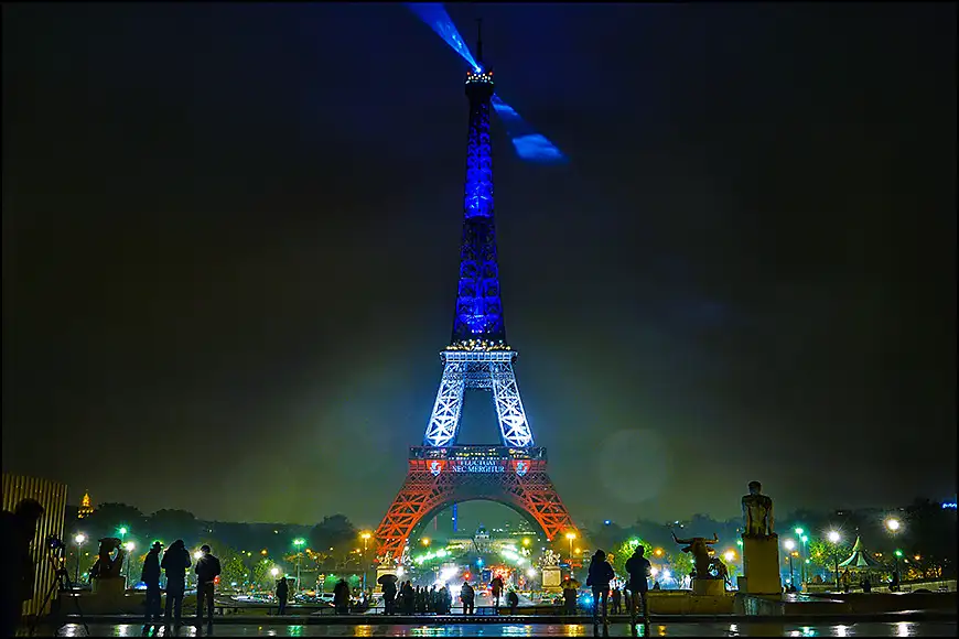 Eiffel tower lit up for the nightime light show