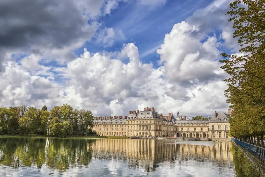 chateau-of-fontainebleau-in-france-reflections-on-the-water