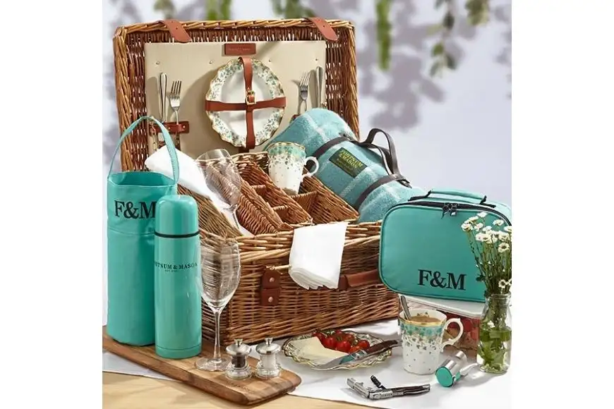 Cloverleaf 2 person picnic hamper.