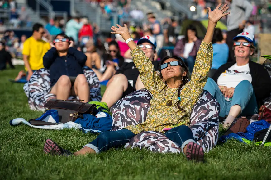 crowds gather to watch the solar eclipse in usa