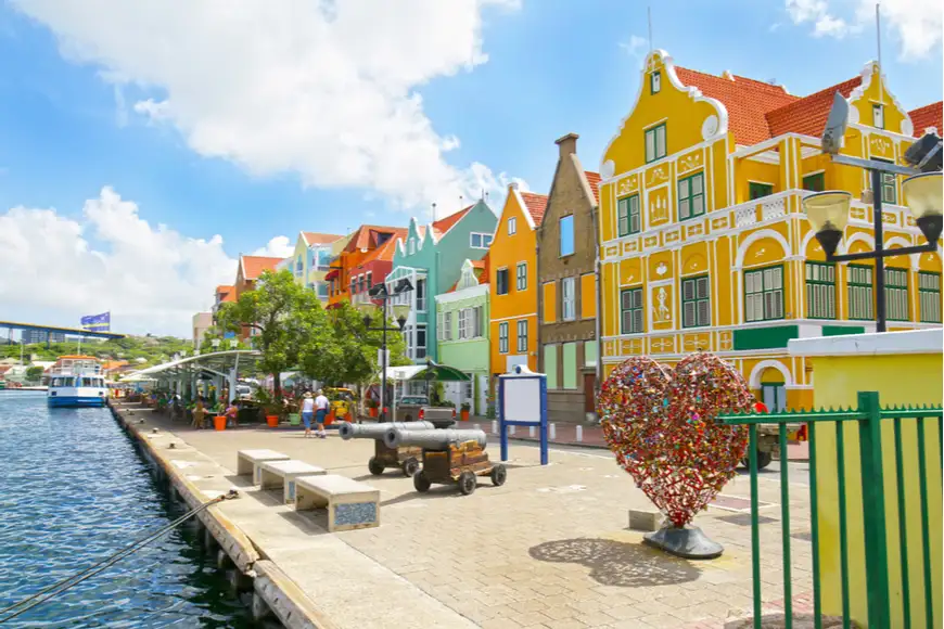 Wilemstad_curacao_colorful_buildings.