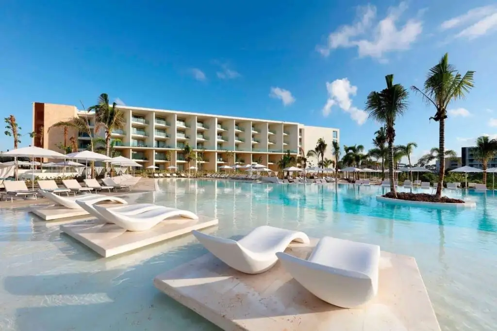 Pool and exterior view of the Grand Palladium Costa Mujeres Resort & Spa All Inclusive