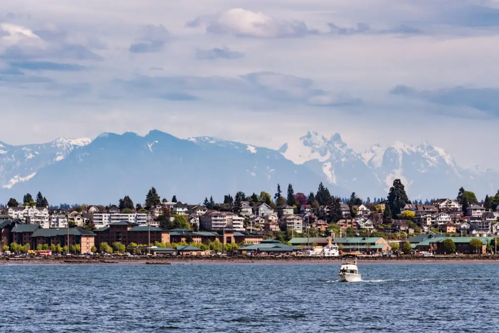 Everett, Washington skyline with mountains in background