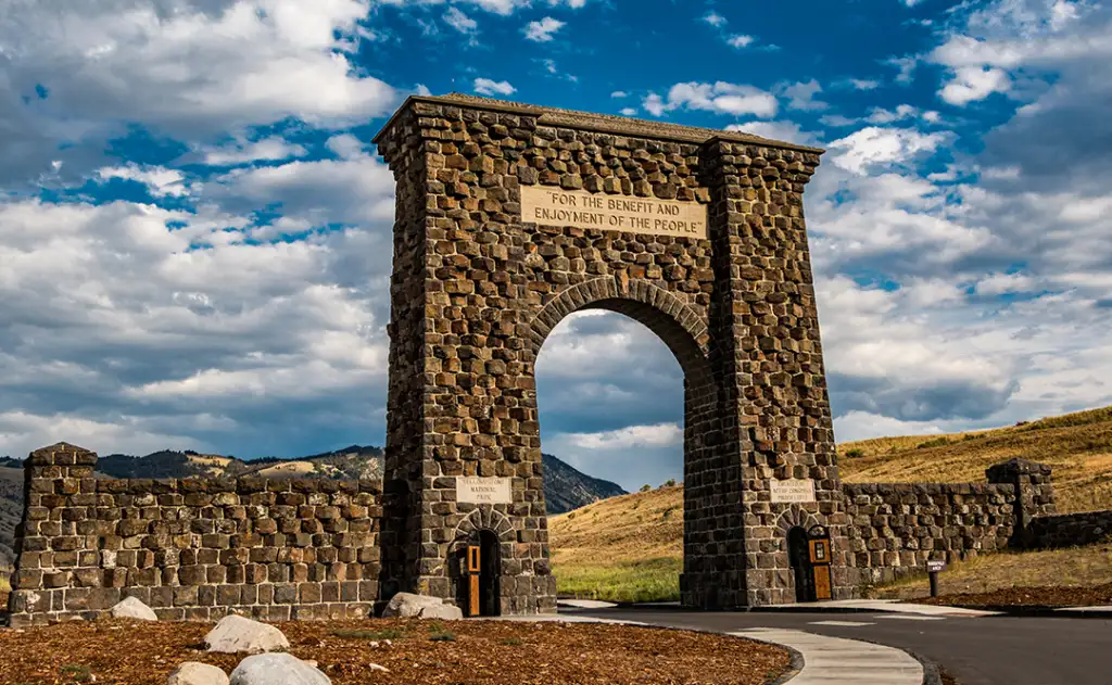 the Roosevelt gate entrance to Yellowstone National Park
