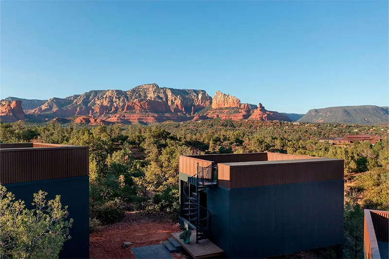 Red rock formations surrounding the Ambiente hotel in Sedona